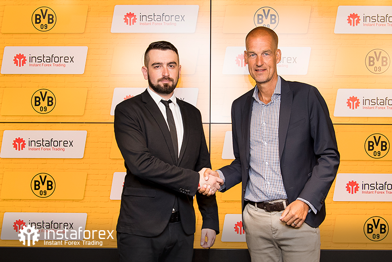 InstaForex Business Development Director for Asia Roman Tcepelev and CEO of Borusssia Carsten Cramer shake hands to start the new partnership